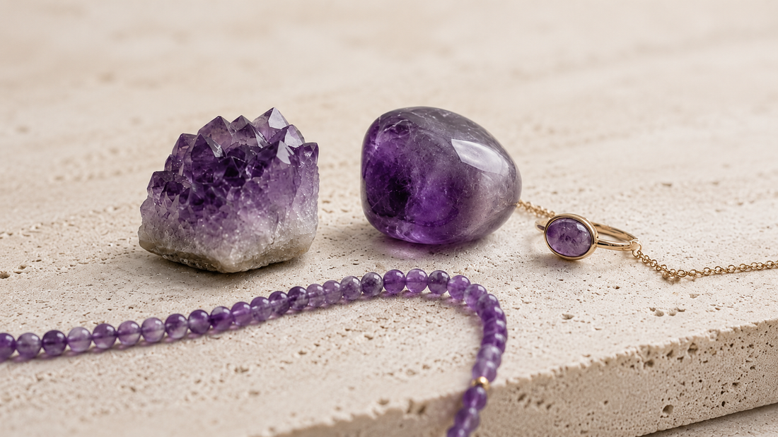 Amethyst in Form von Rohkristall, poliertem Stein und Schmuck
