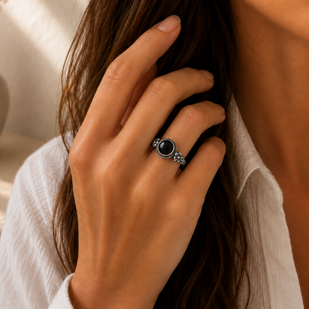 Onyx Ring aus 925er Silber mit seitlichen Blüten