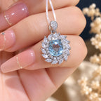 Aquamarin Kette aus 925er Silber mit ovalem Stein und floralem Ziersteinbesatz