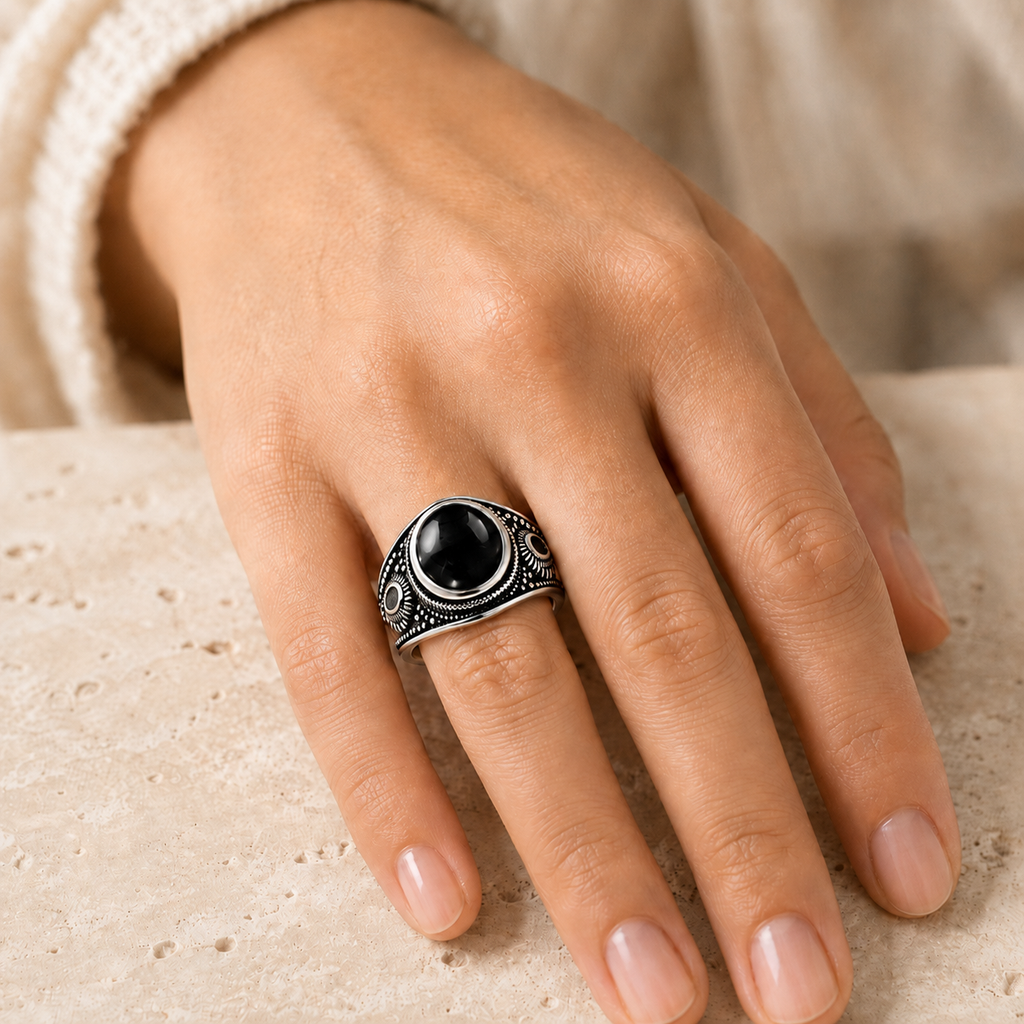 Breiter Onyx Ring aus 925er Silber mit seitlichen Rosetten