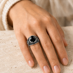 Breiter Onyx Ring aus 925er Silber mit seitlichen Rosetten