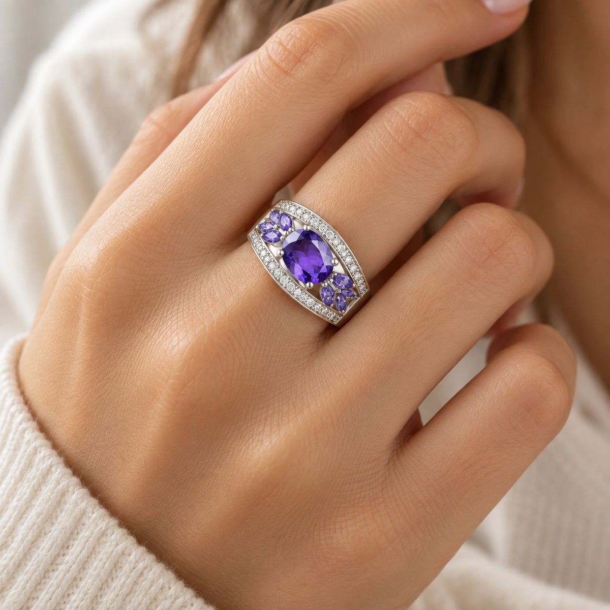 Breiter Amethyst Ring mit rundem Stein und Blatt-Ziersteinen