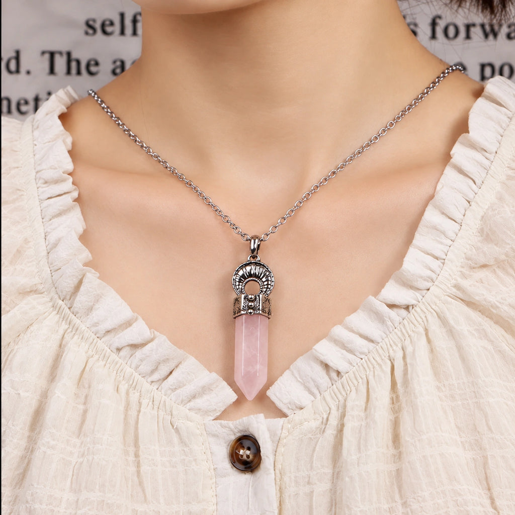 Rosenquarz Kette mit rundem Ornamentanhänger