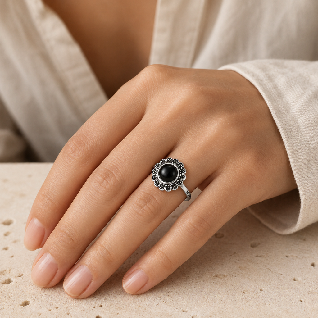 Zarter Onyx Ring aus 925er Silber im Blumen-Design