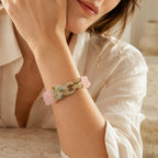 Doppelreihiges Rosenquarz-Perlenarmband mit Katzenmotiv