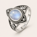 Mondstein Ring mit geometrischem Stufenmuster