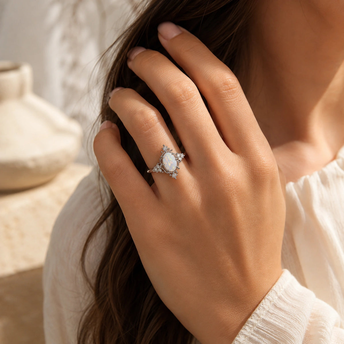 Opal Ring mit floralem Rahmen und Ziersteinen