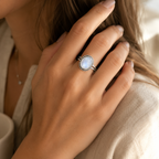 Ovaler Mondstein Ring mit Kordelrand