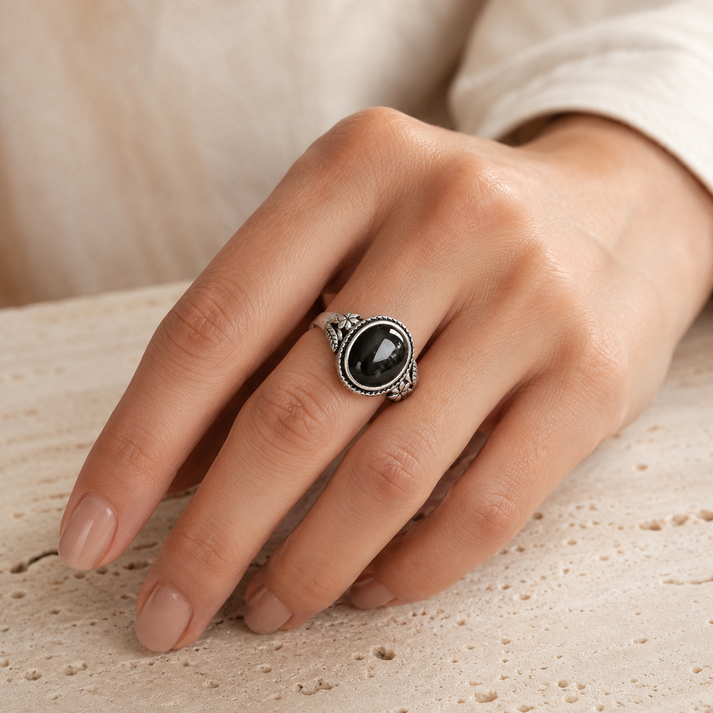 Onyx Ring aus 925er Silber mit Blüten und Zackenrahmen