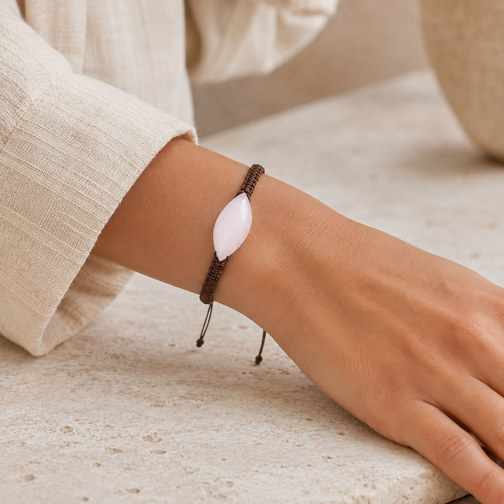 Rosenquarz Makramee Armband mit großem Blattstein