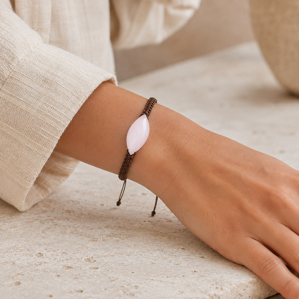 Rosenquarz Makramee Armband mit großem Blattstein
