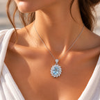 Aquamarin Kette aus 925er Silber mit ovalem Stein und floralem Ziersteinbesatz