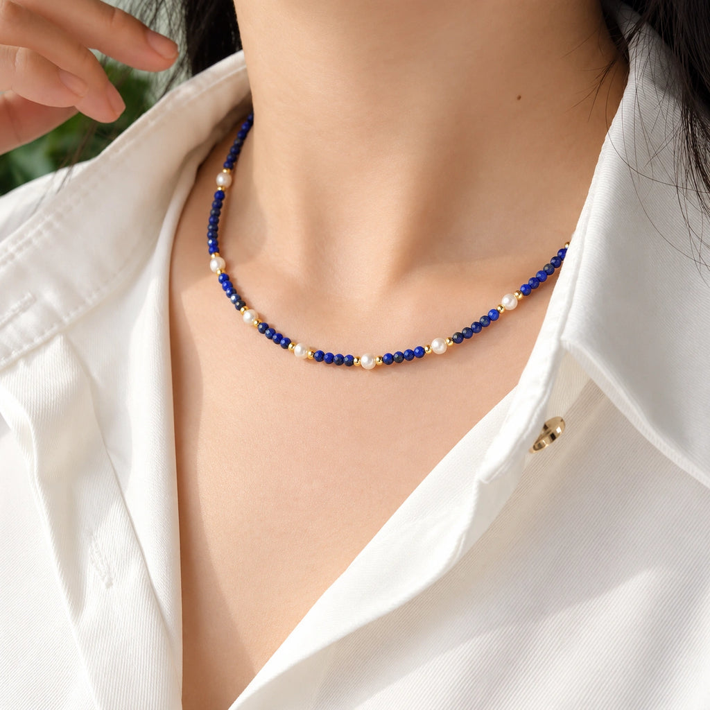 Lapislazuli Halskette mit blauen Perlen und weißen Perlenakzenten