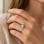 Opal Ring mit Blätterranken und Ziersteinen