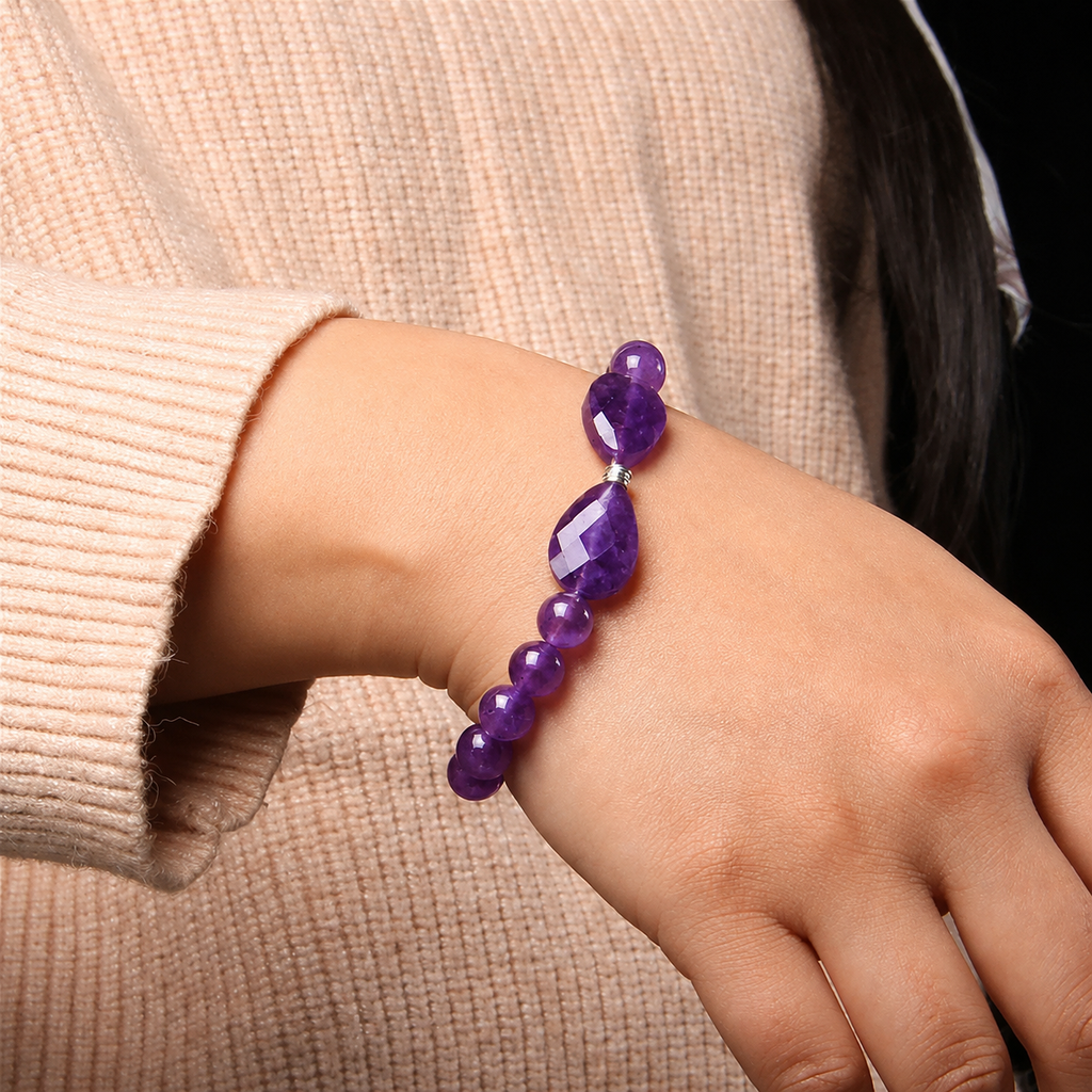 Amethyst Perlenarmband mit zwei facettierten Steinen