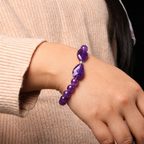 Amethyst Perlenarmband mit zwei facettierten Steinen