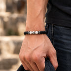 Onyx Armband mit weißen Howlith-Perlen