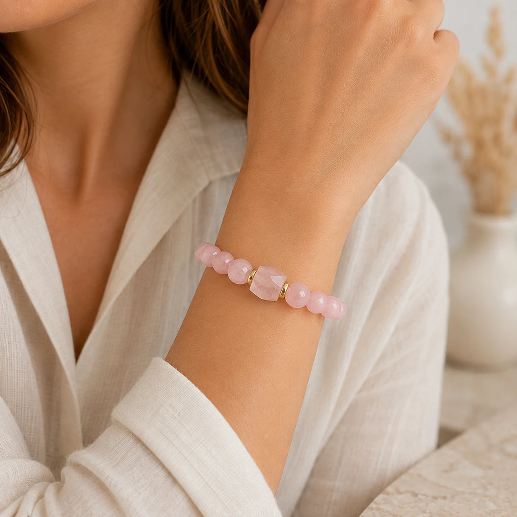 Rosenquarz Perlenarmband mit zwei Würfelsteinen