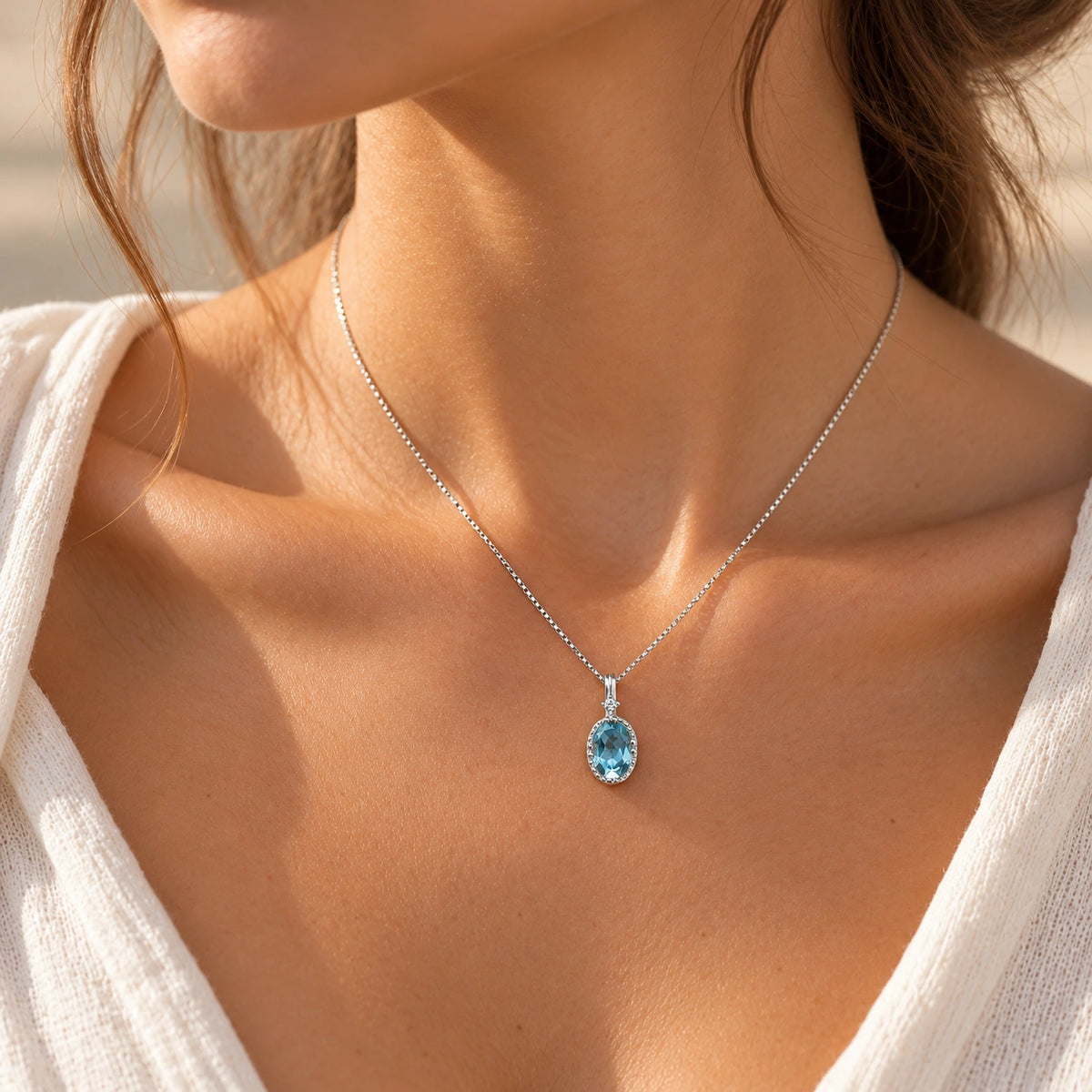 Aquamarin Kette aus 925er Silber mit ovalem facettiertem Anhänger