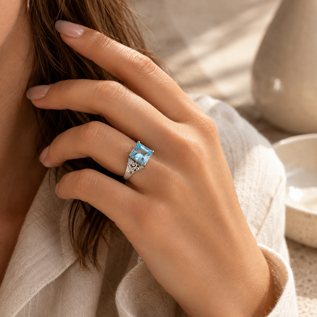 Aquamarin Ring mit großem Rechteckstein und seitlichen Ornamenten