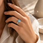 Aquamarin Ring mit großem Rechteckstein und seitlichen Ornamenten