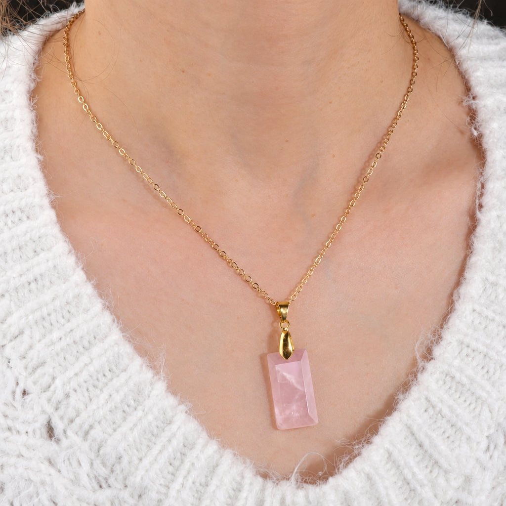 Rosenquarz Kette mit rechteckigem goldfarbenem Anhänger
