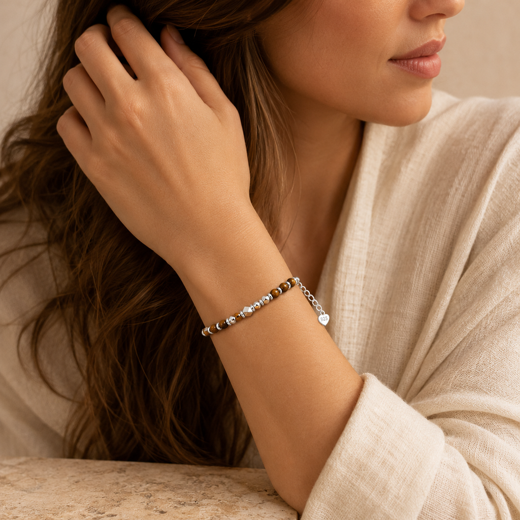 Feines Tigerauge Armband mit facettierten Metallperlen