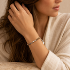 Feines Tigerauge Armband mit facettierten Metallperlen