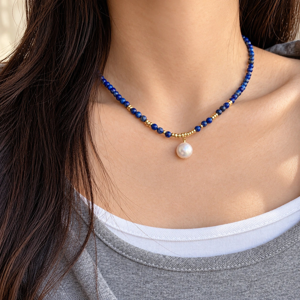 Lapislazuli Kette mit Perlen und rundem weißem Anhänger