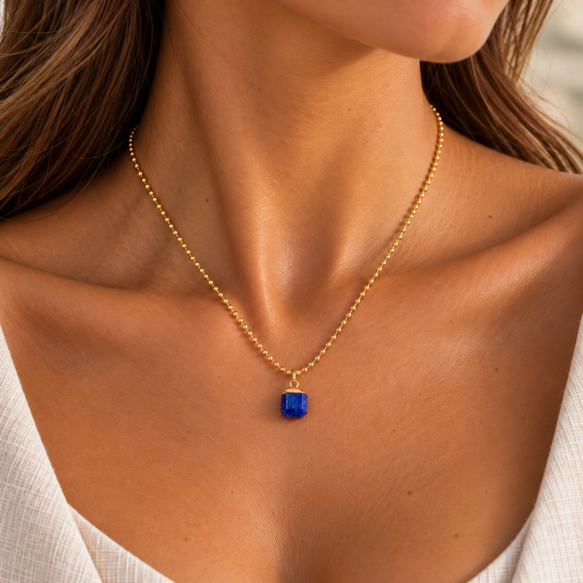 Lapislazuli Halskette Gold mit kleinem geometrischem Anhänger
