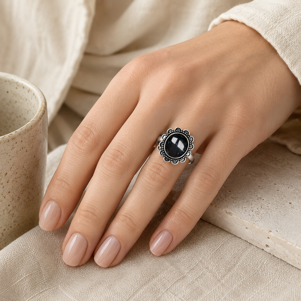 Floraler Onyx Ring aus 925er Silber im Blütenkranz-Design