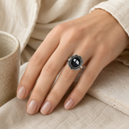 Floraler Onyx Ring aus 925er Silber im Blütenkranz-Design