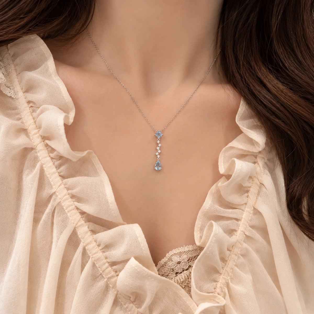 Kette mit Aquamarin-Imitat aus 925er Silber mit tropfenförmigem Anhänger