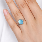Aquamarin Cabochonring mit ovalem Stein und gekreuzter Ringschiene