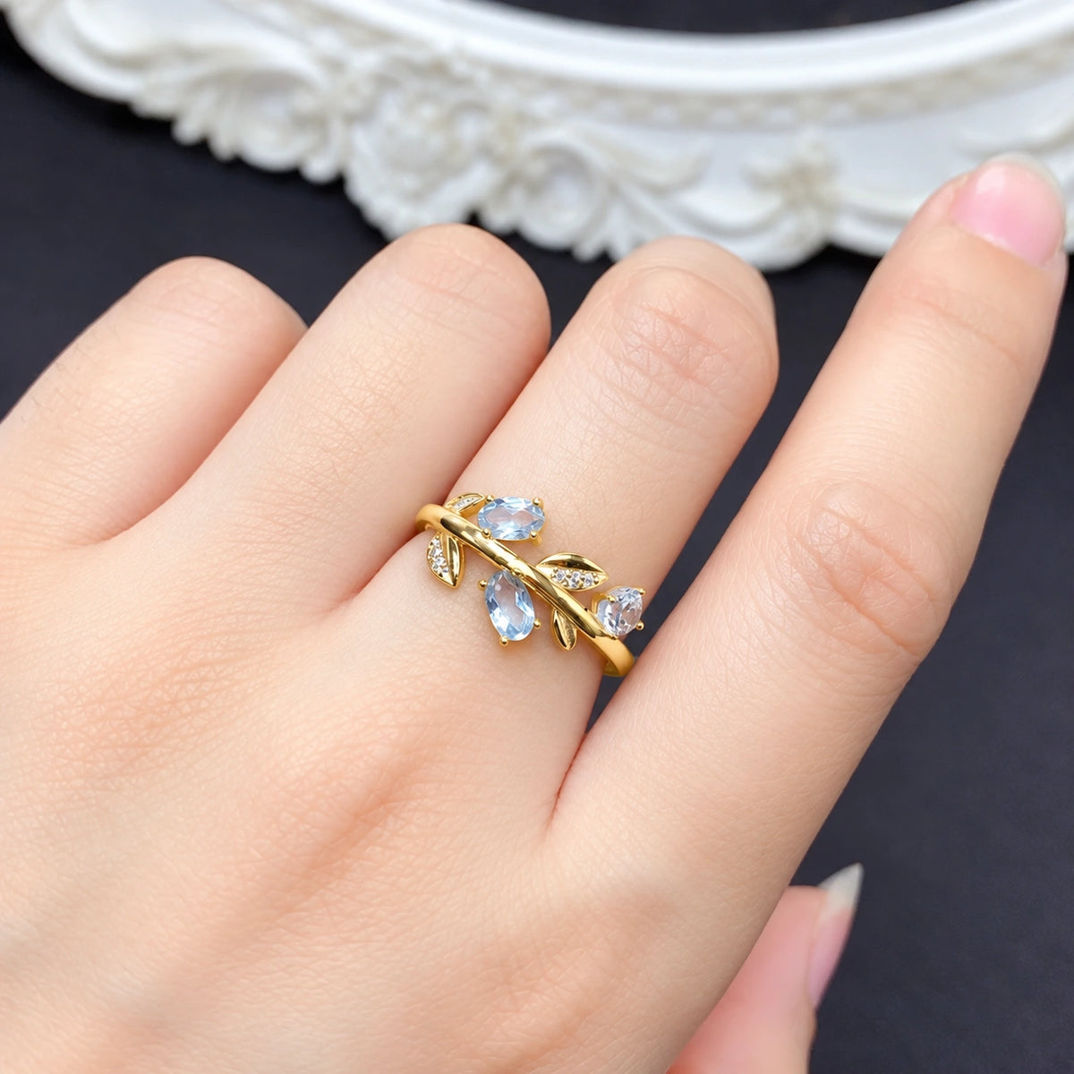 Aquamarin Ring Goldoptik aus 925er Silber mit drei ovalen Steinen und Blättern