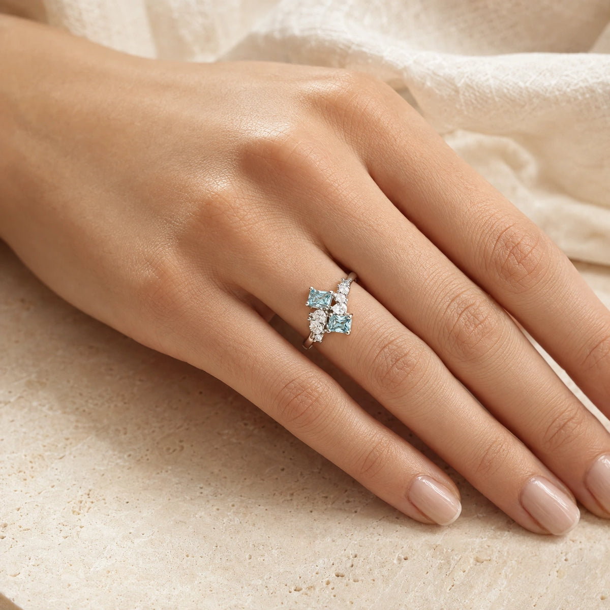 Aquamarin Look Ring mit rechteckigen Steinen und Kristallbesatz