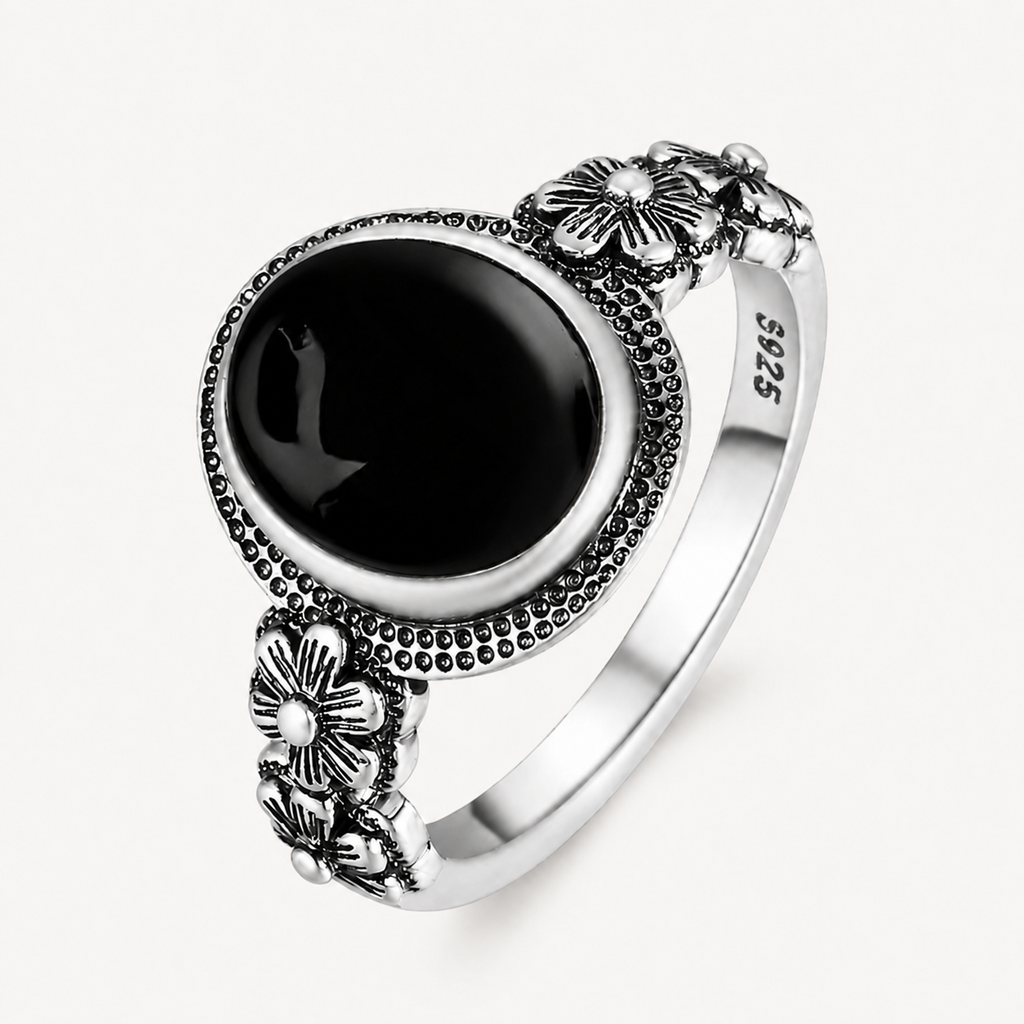 Onyx Ring aus 925er Silber mit seitlichen Blüten
