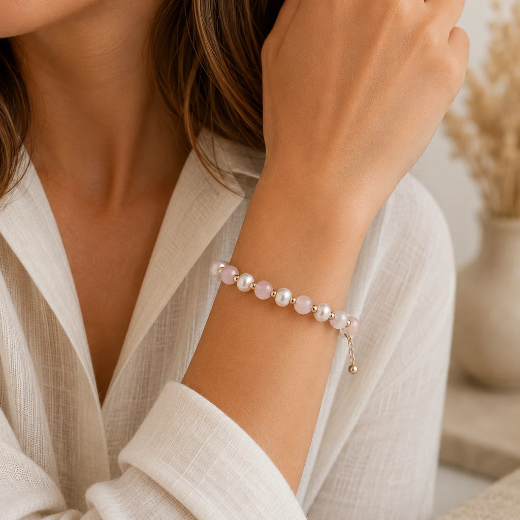 Rosenquarz Armband mit weißen Perlen