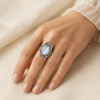 Mondstein Ring mit seitlichen Blattornamenten