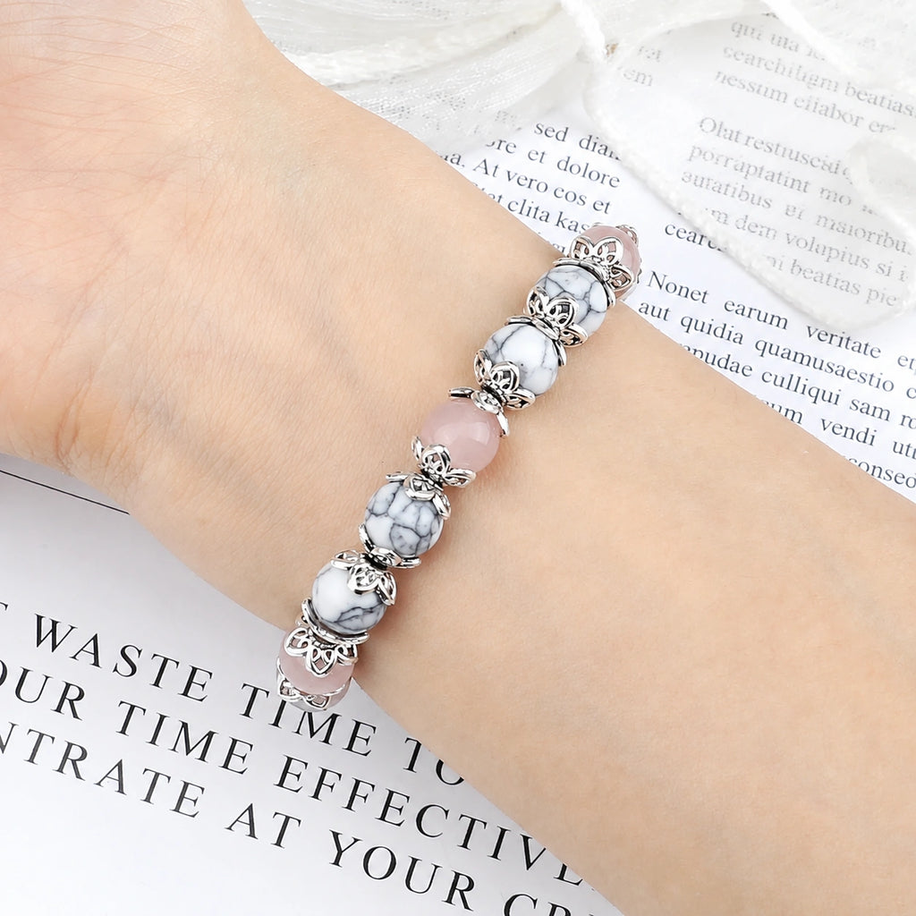 Rosenquarz-Howlit Armband mit ornamentalen Perlenkappen