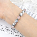 Rosenquarz-Howlit Armband mit ornamentalen Perlenkappen