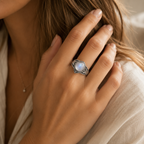 Mondstein Ring mit geometrischem Stufenmuster
