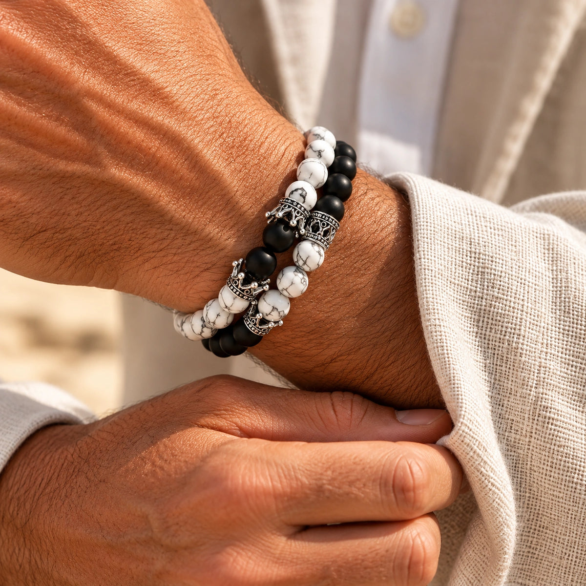 Schwarzes Onyx Armbänder Set mit weißem Howlith und Metallverzierungen