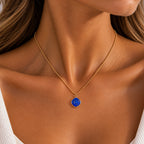 Lapislazuli Halskette mit abgerundetem quadratischem Anhänger in Gold