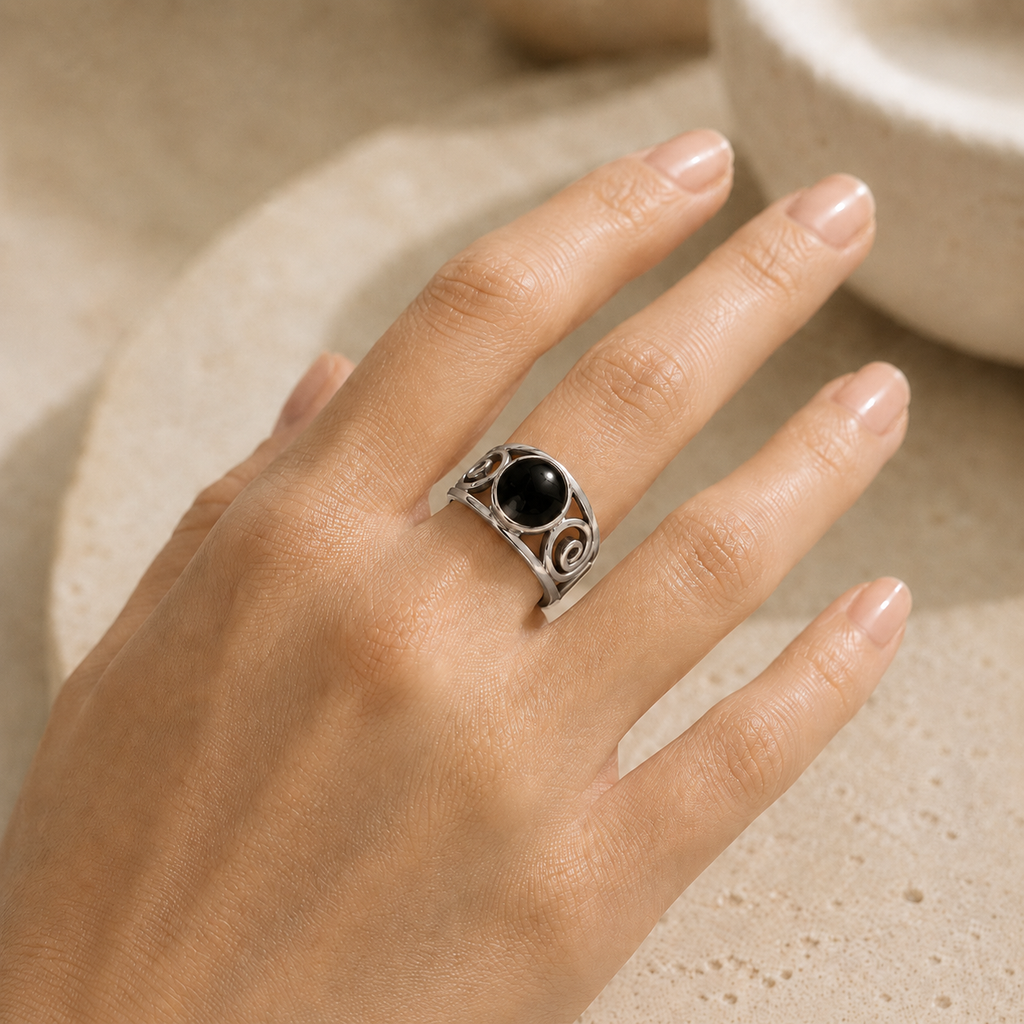 Onyx Ring aus 925er Silber mit Spiralornamenten
