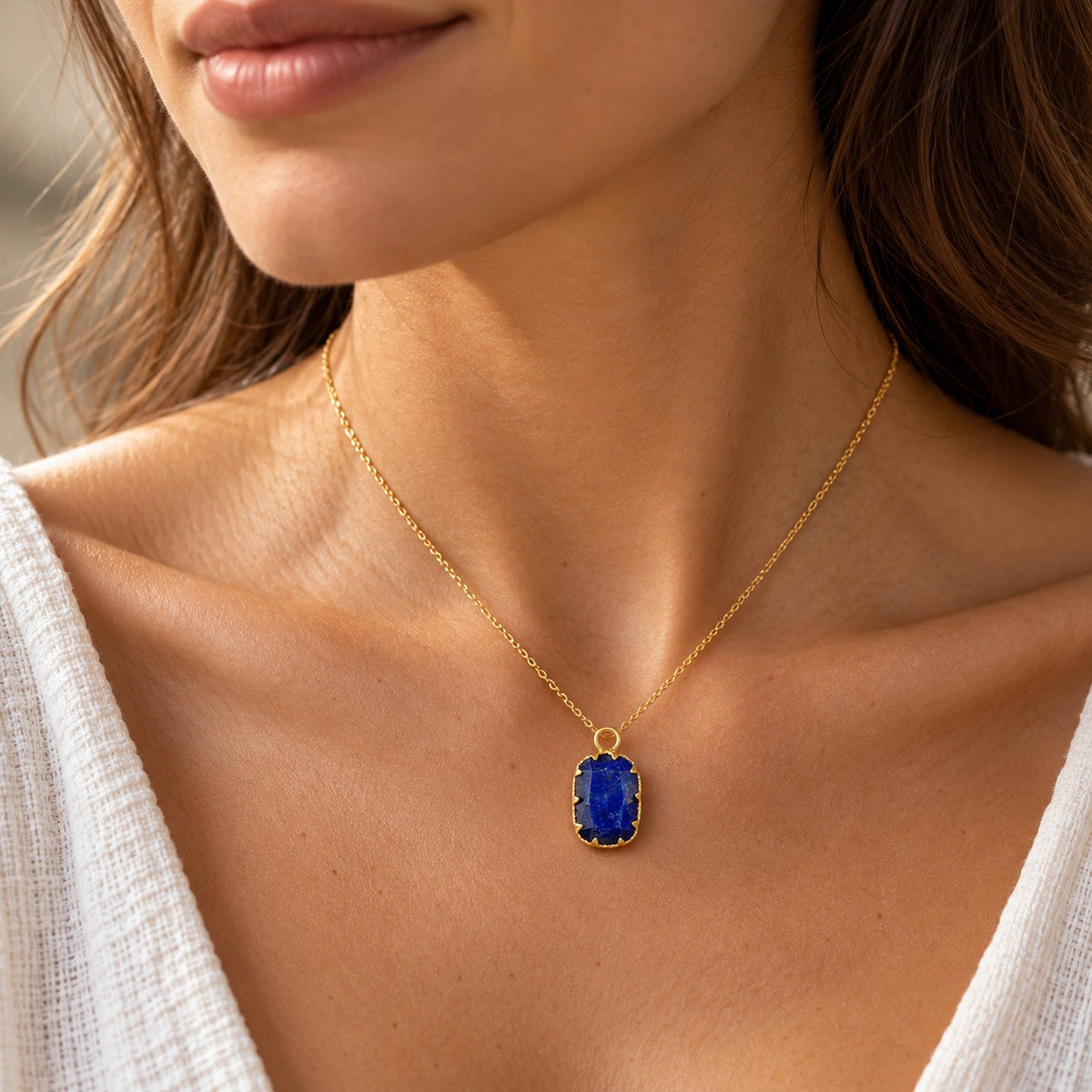 Lapislazuli Anhänger Gold mit rechteckigem Stein und gezackter Krappenfassung