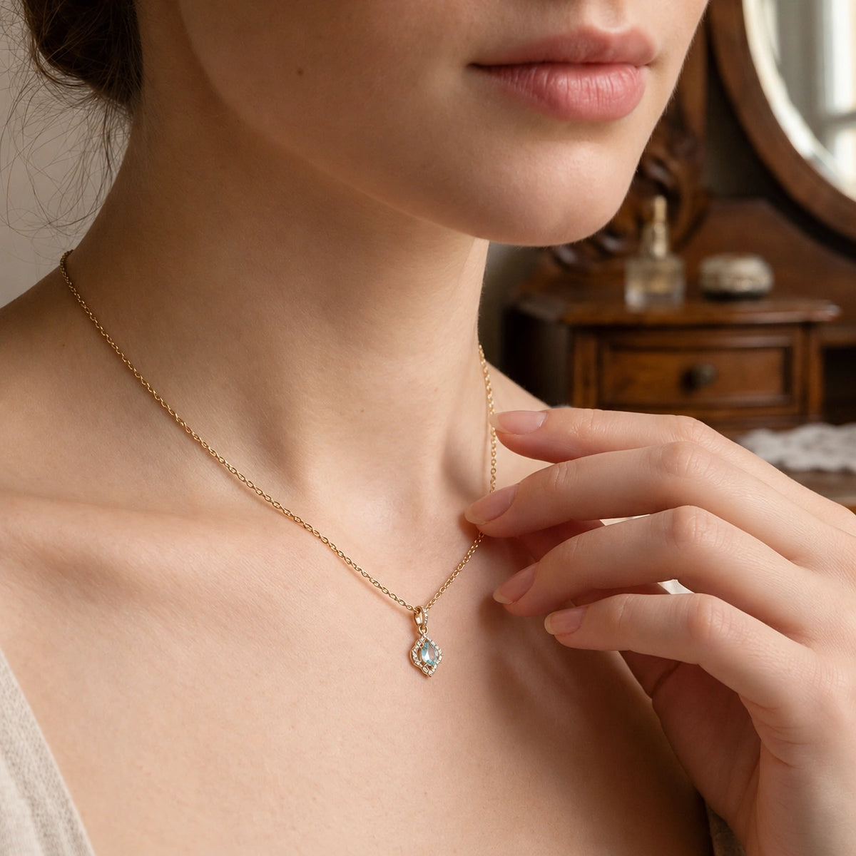 Aquamarin Kette aus 925er Silber vergoldet mit ornamentalem Anhänger