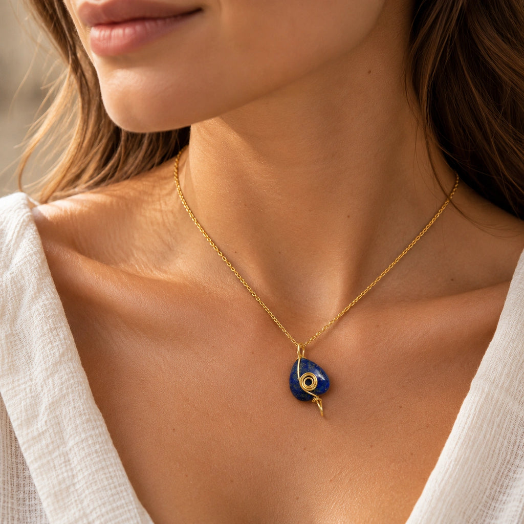 Lapislazuli Herz Anhänger mit goldfarbener Spirale aus Draht