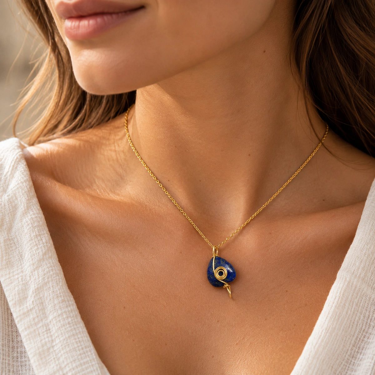 Lapislazuli Herz Anhänger mit goldfarbener Spirale aus Draht
