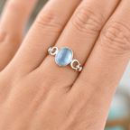 Aquamarin Cabochonring mit ovalem Stein und Spiralornament